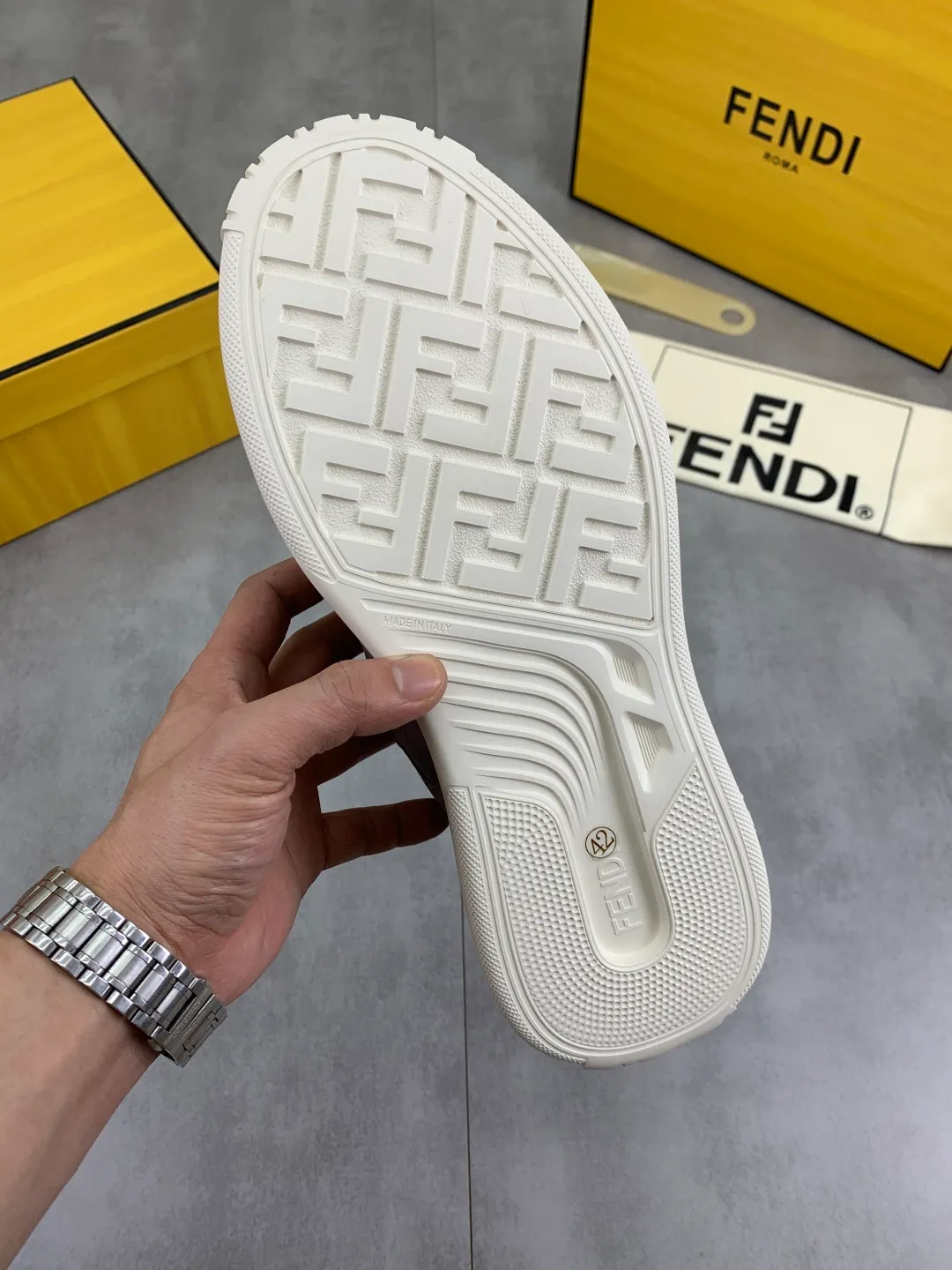 Men's Men's Shoes 💰P800 New Style 💰💎💎💎Summer Hot Style [FENDI Fendi] Top Version 🆕New slip-on sneakers, wavy soles engraved with original words. Embossed Fendi Flow lettering on the heel. The upper is made of high-end calfskin and breathable materials. Original lining with tone-on-tone details decorated with innovative handcrafting techniques. Ultra-light and wear-resistant TPU and IP foam soles, overall lightweight and comfortable. Size:39-44 (38 45 can be customized)